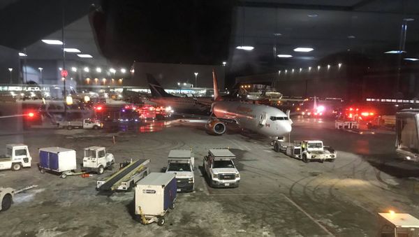 Автомобили аварийных служб в аэропорту Пирсон в Торонто, Канада, 5 января 2018 года - Sputnik Азербайджан