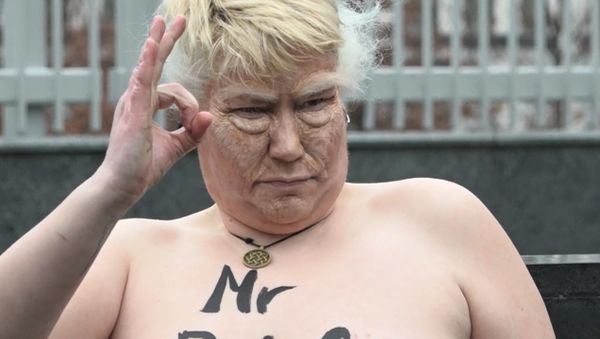 Обнаженная активистка возле посольства США в Киеве изображала Трампа - Sputnik Азербайджан