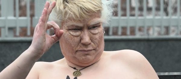 Обнаженная активистка возле посольства США в Киеве изображала Трампа - Sputnik Азербайджан