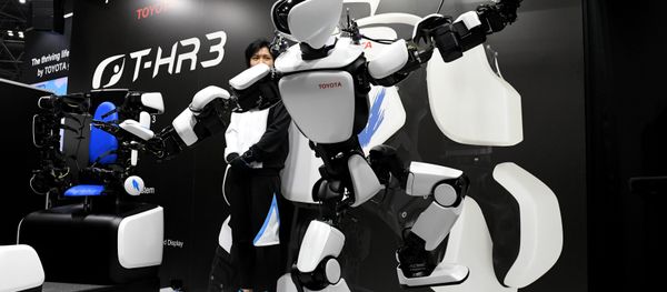 Человекоподобный робот третьего поколения T-HR3, разработанный японским автопроизводителем Toyota - Sputnik Азербайджан