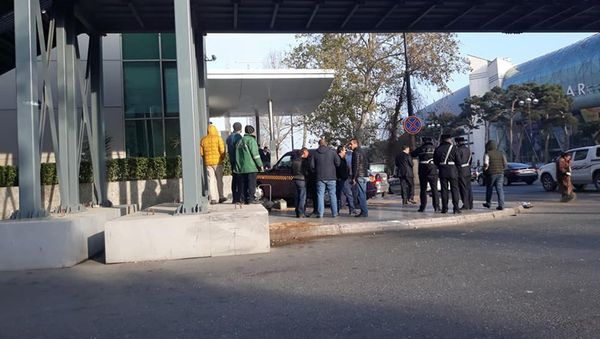 В Баку лондонское такси врезалось в отель Park Inn - Sputnik Азербайджан
