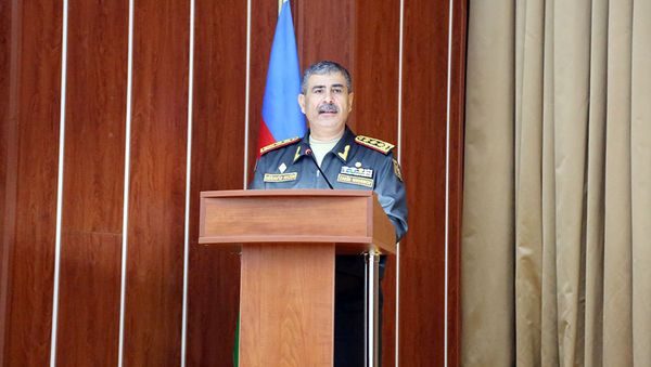 Министр обороны Азербайджана генерал-полковник Закир Гасанов в ходе встречи с офицерами по работе с личным составом - Sputnik Азербайджан