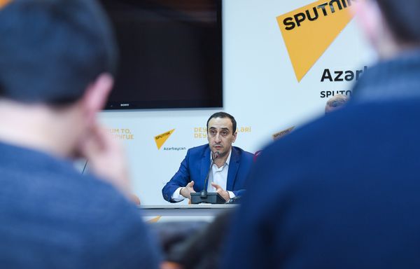 Директор Центра истории Кавказа, азербайджанский историк Ризван Гусейнов - Sputnik Азербайджан