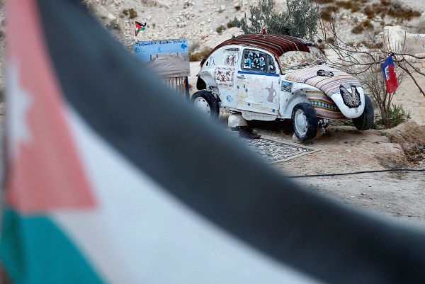 64-летний иорданец Абу Али переоборудовал свой старенький Volkswagen Beetle в мини-отель - Sputnik Азербайджан