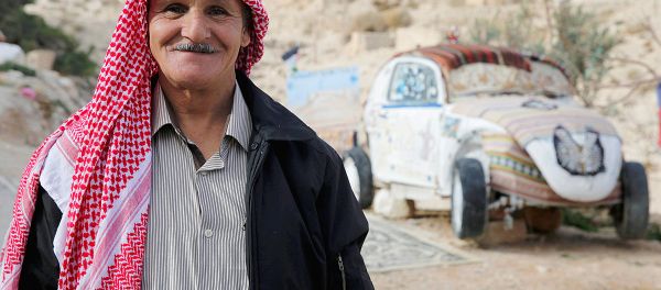 64-летний иорданец Абу Али переоборудовал свой старенький Volkswagen Beetle в мини-отель - Sputnik Азербайджан