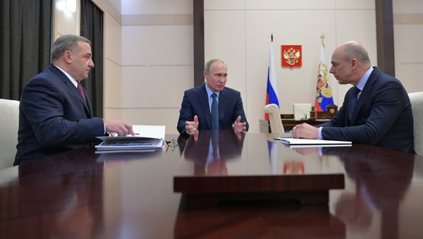 Президент РФ Владимир Путин, министр финансов РФ Антон Силуанов (справа) и министр РФ по делам гражданской обороны, чрезвычайным ситуациям и ликвидации последствий стихийных бедствий Владимир Пучков (слева) во время встречи. - Sputnik Азербайджан