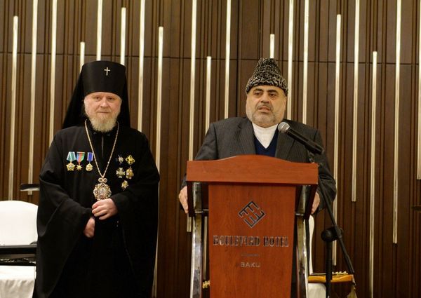 Выступивший председатель Управления мусульман Кавказа шейхульислам Аллахшукюр Пашазаде передал поздравление по случаю Рождества Выступивший председатель Управления мусульман Кавказа шейхульислам Аллахшукюр Пашазаде передал поздравление по случаю Рождества - Sputnik Азербайджан