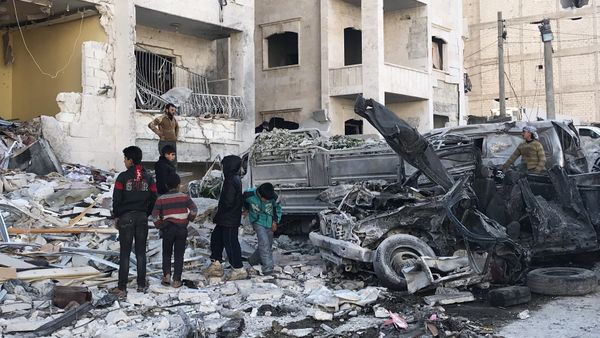 Разрушенное в результате взрыва здание в сирийском Идлибе, 8 января 2018 года - Sputnik Азербайджан