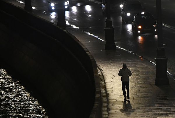 Прохожий на Кремлевской набережной у Московского кремля - Sputnik Азербайджан