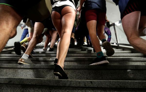 Участники флешмоба No Pants Subway Ride в Праге, Чехия - Sputnik Азербайджан