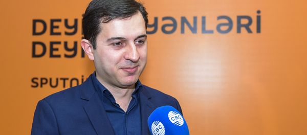 координатор национальной версии Википедии, заведующий отделом свободных интернет-ресурсов Центральной научной библиотеки НАНА Эльнур Эльтурк - Sputnik Азербайджан