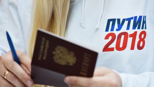Сбор подписей в Симферополе в поддержку выдвижения В. Путина на президентских выборах - Sputnik Азербайджан