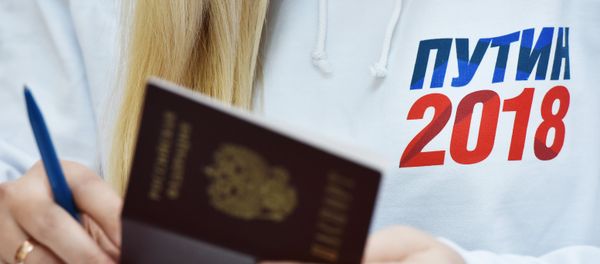 Сбор подписей в Симферополе в поддержку выдвижения В. Путина на президентских выборах - Sputnik Азербайджан