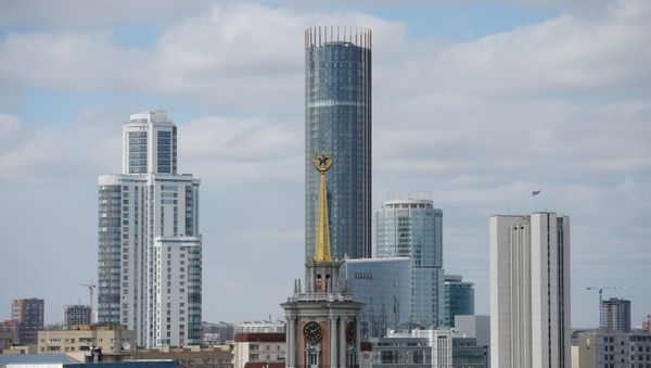 Вид на Екатеринбург с колокольни храма Большой Златоуст - Sputnik Азербайджан
