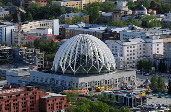 Вид на екатеринбургский цирк со смотровой площадки небоскреба Высоцкий - Sputnik Азербайджан