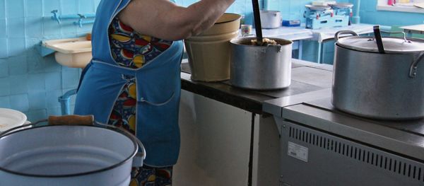 Повар раскладывает обед на кухне детского сада, фото из архива Повар раскладывает обед на кухне детского сада, фото из архива - Sputnik Азербайджан