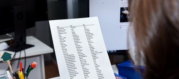 Девушка просматривает лист бумаги со списком слов, скопированных с Орфографического словаря азербайджанского языка - Sputnik Азербайджан