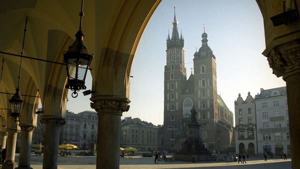 Церковь Успения Пресвятой Девы Марии (Мариацкий католический собор) и памятник Адаму Мицкевичу, Краков - Sputnik Азербайджан