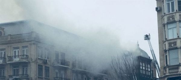 Последствия пожара на крыше одного из домов в Сабаильском районе Баку - Sputnik Азербайджан