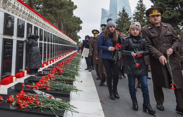 Траурное шествие на Аллее шехидов 20 января 2018 года Траурное шествие на Аллее шехидов 20 января 2018 года - Sputnik Азербайджан