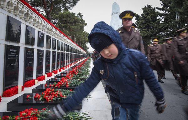 Траурное шествие на Аллее шехидов 20 января 2018 года Траурное шествие на Аллее шехидов 20 января 2018 года - Sputnik Азербайджан