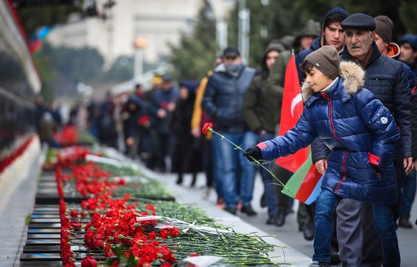 Траурное шествие на Аллее шехидов 20 января 2018 года Траурное шествие на Аллее шехидов 20 января 2018 года - Sputnik Азербайджан