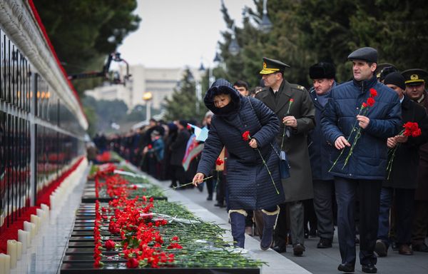 Траурное шествие на Аллее шехидов 20 января 2018 года Траурное шествие на Аллее шехидов 20 января 2018 года - Sputnik Азербайджан