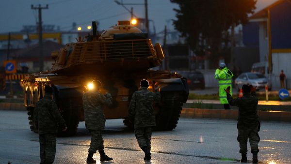 Конвой ВС Турции в городе Рейханлы, недалеко от границы и Сирией, 17 января 2018 года - Sputnik Азербайджан