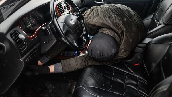 Мужчина имитирует вскрытие автомобиля и его угон, фото из архива - Sputnik Азербайджан