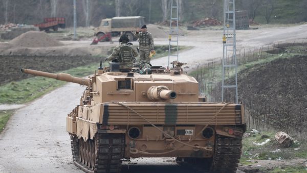 Турецкий танк в провинции Килис, недалеко от границы с Сирией, 21 января 2018 года - Sputnik Азербайджан