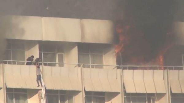Люди по простыням спускались из окон отеля, захваченного боевиками в Кабуле - Sputnik Азербайджан