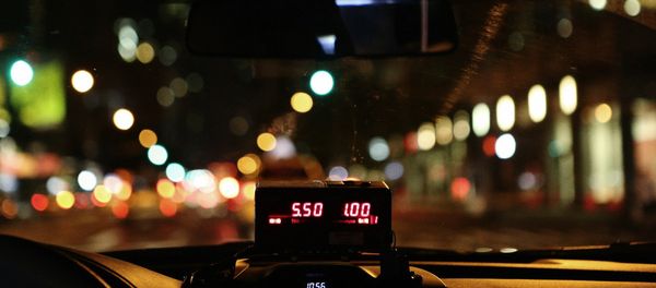 Вид на ночной город из салона автомобиля такси, фото из архива - Sputnik Азербайджан