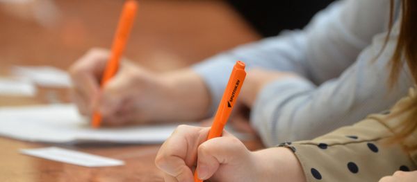 Школьники пишут диктант, фото из архива - Sputnik Азербайджан