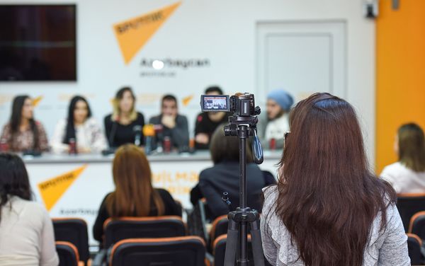 Пресс-конференция организатора мероприятия Семь красавиц Парваны Мамедовой - Sputnik Азербайджан