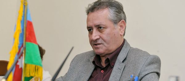 Публицист и драматург Эльчин Гусейнбейли - Sputnik Азербайджан