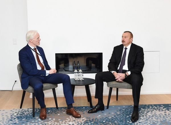 Президент Азербайджана Ильхам Алиев и вице-президентом компании Microsoft Мишель Ван Дер Бель во время встречи. Давос, 23 января 2018 года  - Sputnik Азербайджан