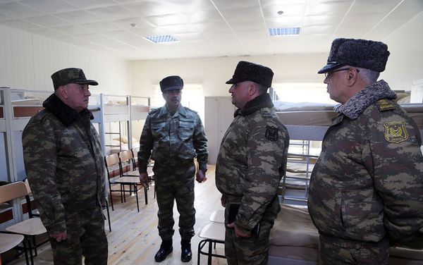 Помощник президента Азербайджана Фуад Алескеров и Министр обороны генерал-полковник Закир Гасанов посетили воинские части, дислоцированные в прифронтовой зоне - Sputnik Азербайджан