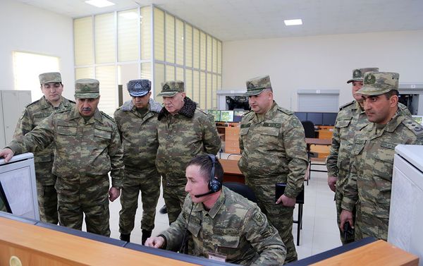Помощник президента Азербайджана Фуад Алескеров и Министр обороны генерал-полковник Закир Гасанов посетили воинские части, дислоцированные в прифронтовой зоне - Sputnik Азербайджан