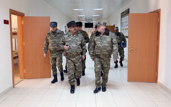 Помощник президента Азербайджана Фуад Алескеров и Министр обороны генерал-полковник Закир Гасанов посетили воинские части, дислоцированные в прифронтовой зоне - Sputnik Азербайджан