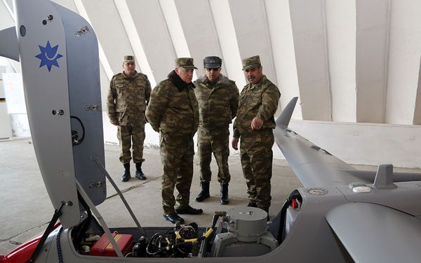 Помощник президента Азербайджана Фуад Алескеров и Министр обороны генерал-полковник Закир Гасанов посетили воинские части, дислоцированные в прифронтовой зоне - Sputnik Азербайджан