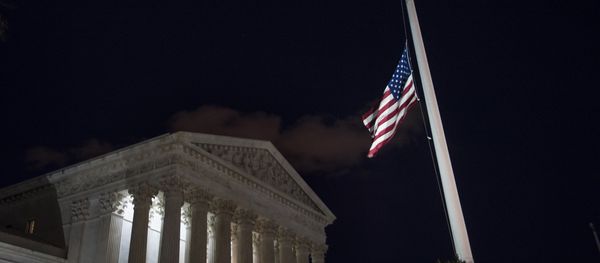 Флаг Соединенных Штатов Америки перед зданием Верховного суда США в Вашингтоне, фото из архива - Sputnik Азербайджан