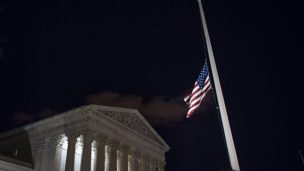 Флаг Соединенных Штатов Америки перед зданием Верховного суда США в Вашингтоне, фото из архива - Sputnik Азербайджан