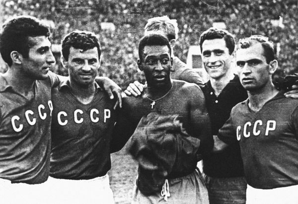 Пеле и советские футболисты: нападающий Михаил Шалвович Месхи (справа) и полузащитник Георгий Владимирович Сичинава (второй справа). Фото из коллекции Нино Мелия. - Sputnik Азербайджан