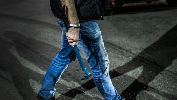 Мужчина с монтировкой, фото из архива - Sputnik Азербайджан