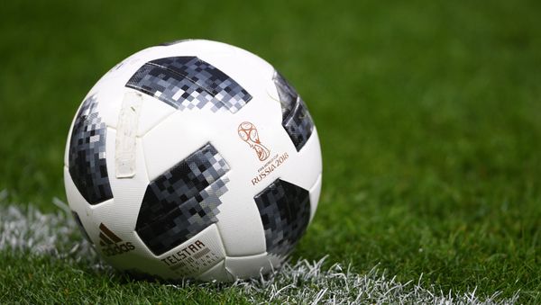 Официальный мяч чемпионата мира по футболу 2018 Telstar 18 - Sputnik Азербайджан