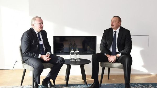 Президент Азербайджана Ильхам Алиев и генеральный исполнительный директор компании Statoil Эльдар Сатре, 24 января 2018 года - Sputnik Азербайджан