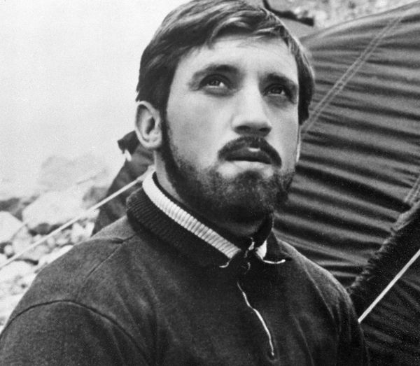 Владимир Высоцкий в роли радиста в фильме Вертикаль режиссера Станислава Говорухина - Sputnik Азербайджан