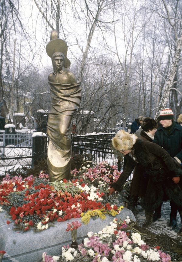 Памятник поэту, певцу, композитору и актеру Владимиру Семеновичу Высоцкому на Ваганьковском кладбище. 1987 год - Sputnik Азербайджан