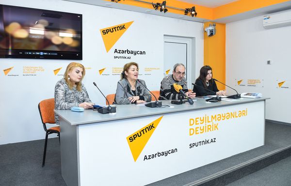Пресс-конференция, приуроченная к десятилетию театрального отделения Гимназии искусств при Азербайджанской национальной консерватории - Sputnik Азербайджан