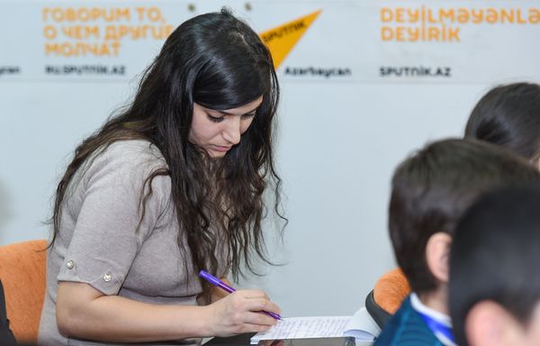 Пресс-конференция, приуроченная к десятилетию театрального отделения Гимназии искусств при Азербайджанской национальной консерватории - Sputnik Азербайджан